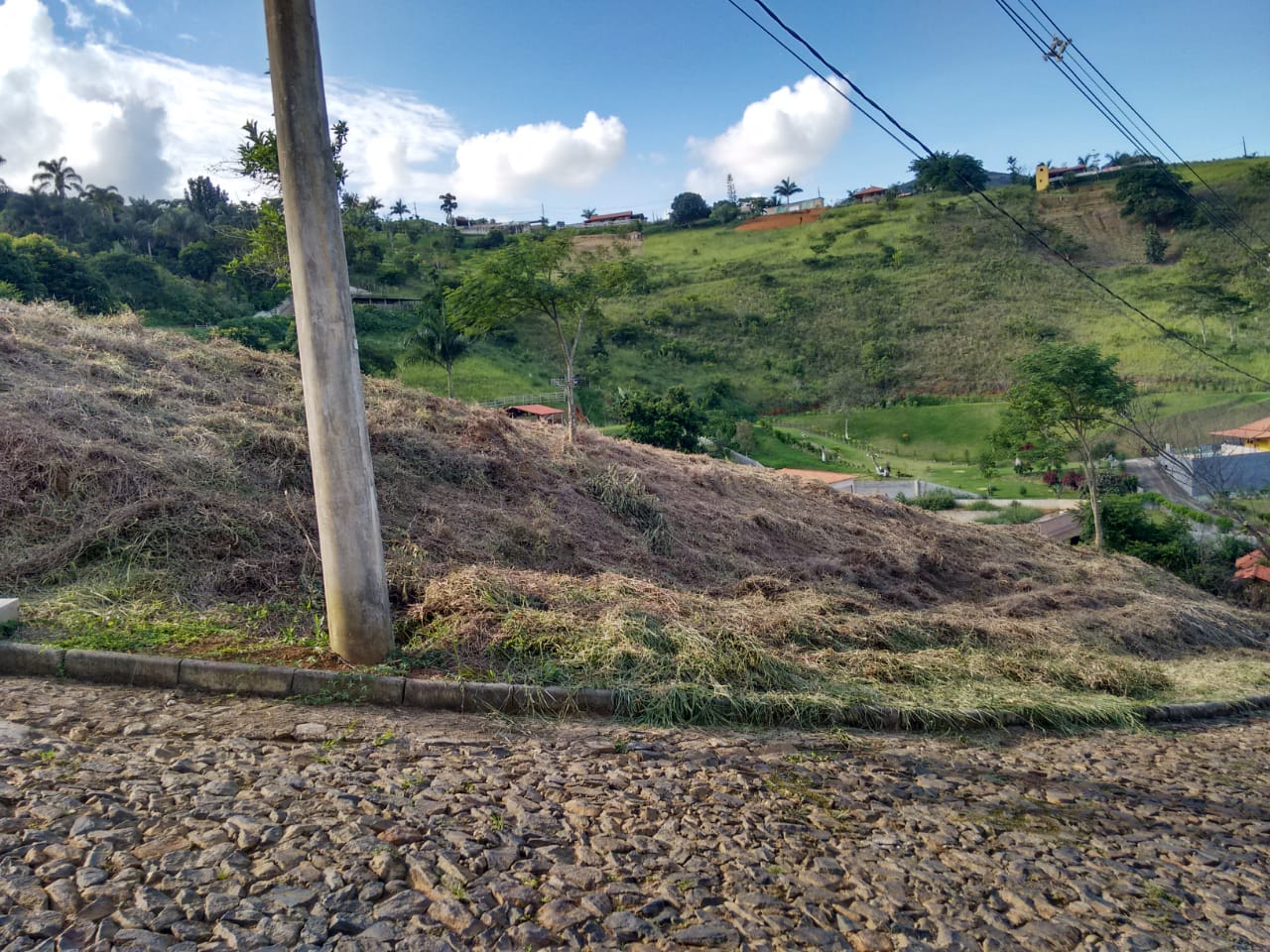 Granja com 2.700 m² no condomínio Parque das Colinas