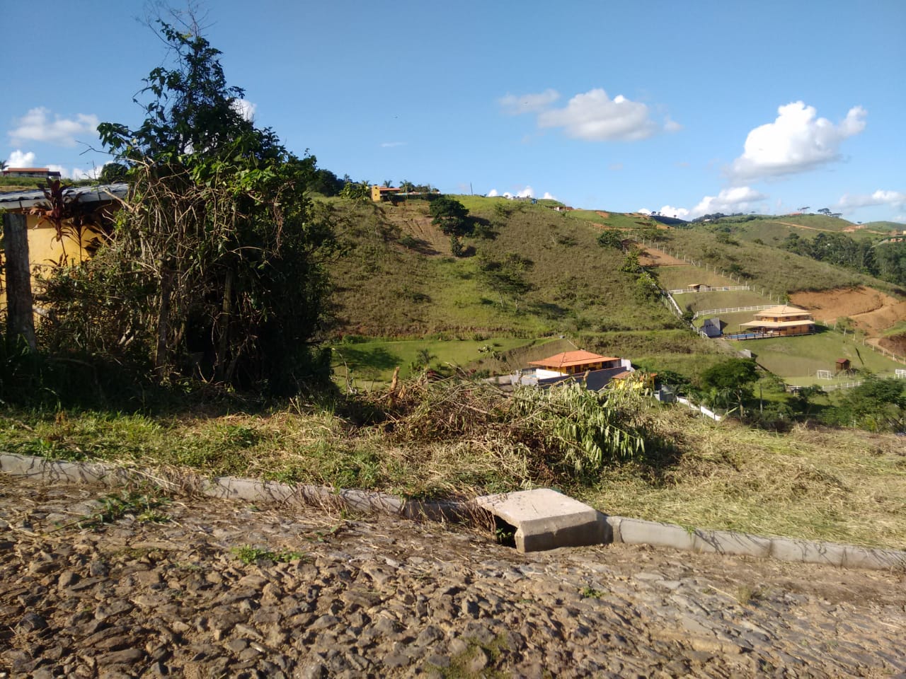 Granja com 2.700 m² no condomínio Parque das Colinas