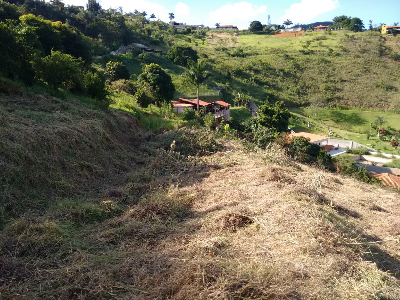 Granja com 2.700 m² no condomínio Parque das Colinas