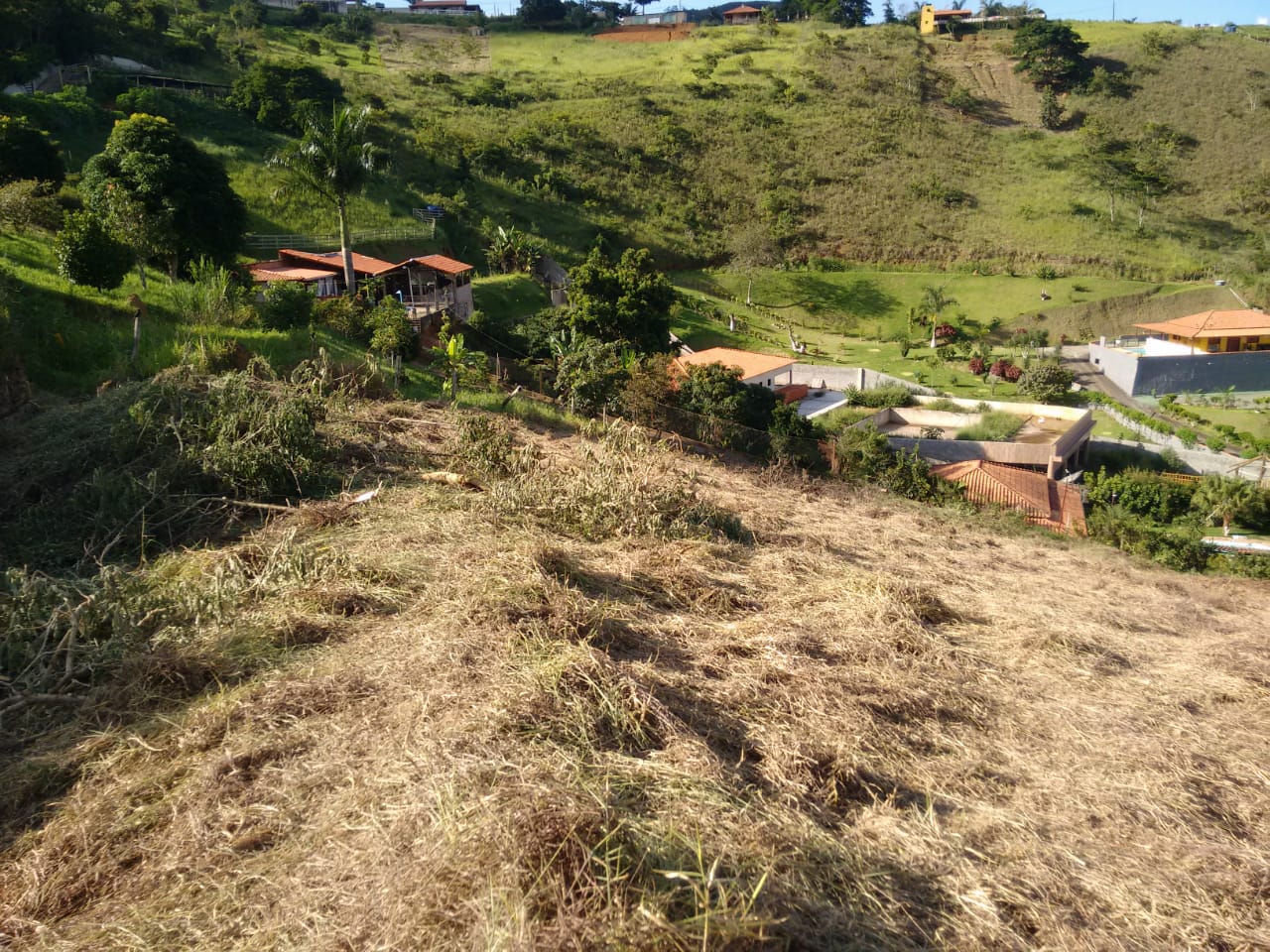 Granja com 2.700 m² no condomínio Parque das Colinas