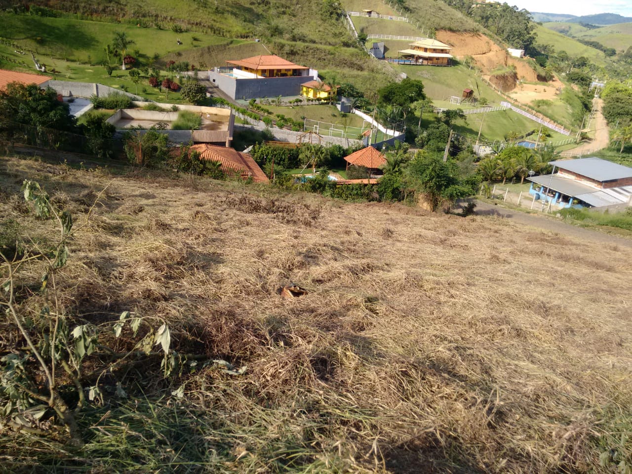 Granja com 2.700 m² no condomínio Parque das Colinas