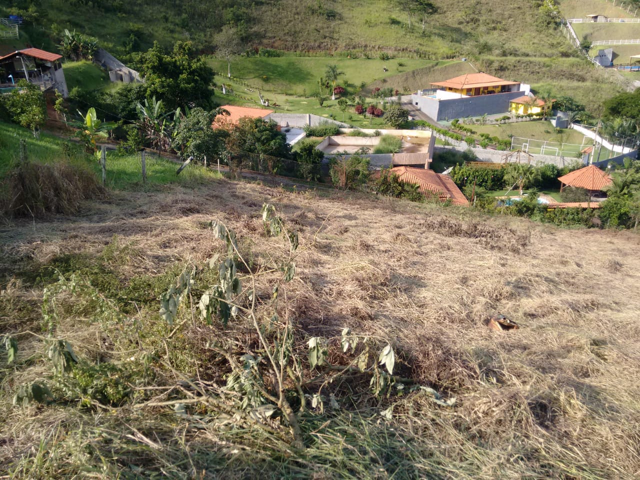 Granja com 2.700 m² no condomínio Parque das Colinas
