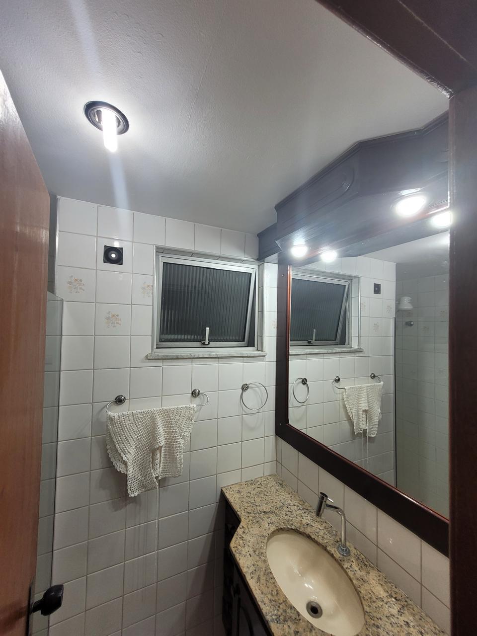 Apartamento com 2 Quartos e 1 banheiro à Venda, 68 m² por R$ 245.000