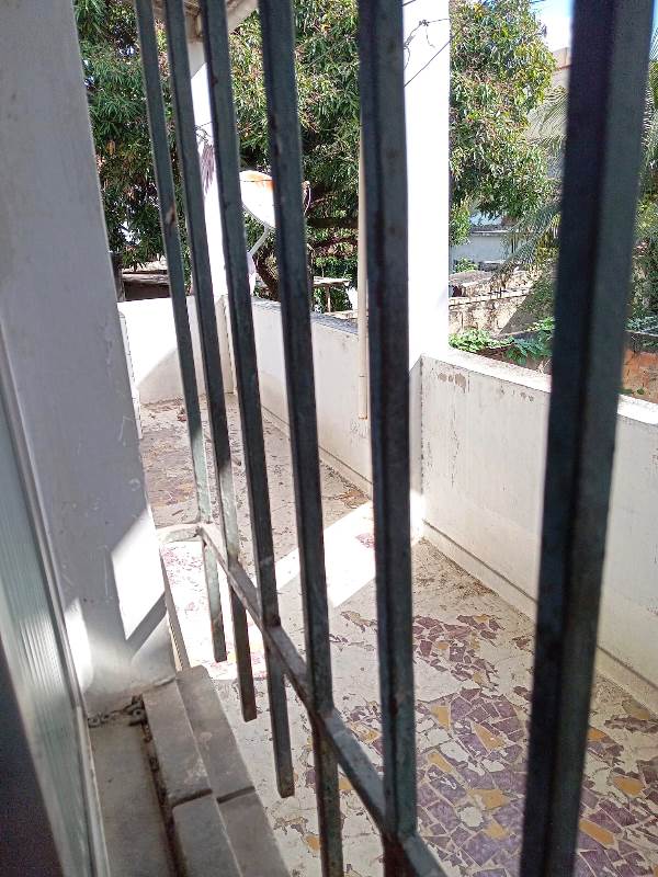 Boa Casa Tipo Apto Desocupada 3 Qts na Canindé Rocha 