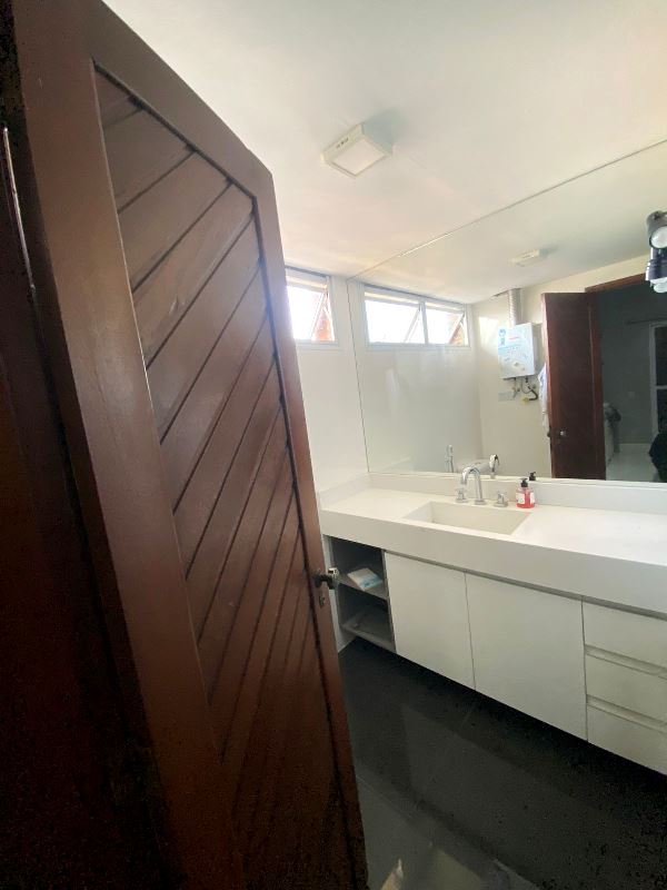 Amplo Apto 150m² Varanda 3 Qtos e Dependências Rua Xingu Freguesia JPA