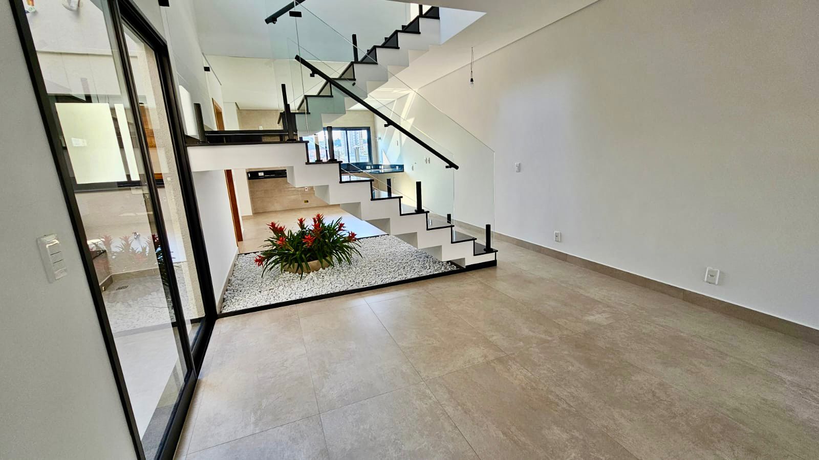 Excelente Sobrado Novo à Venda no Jardim Felicidade – 245m² 