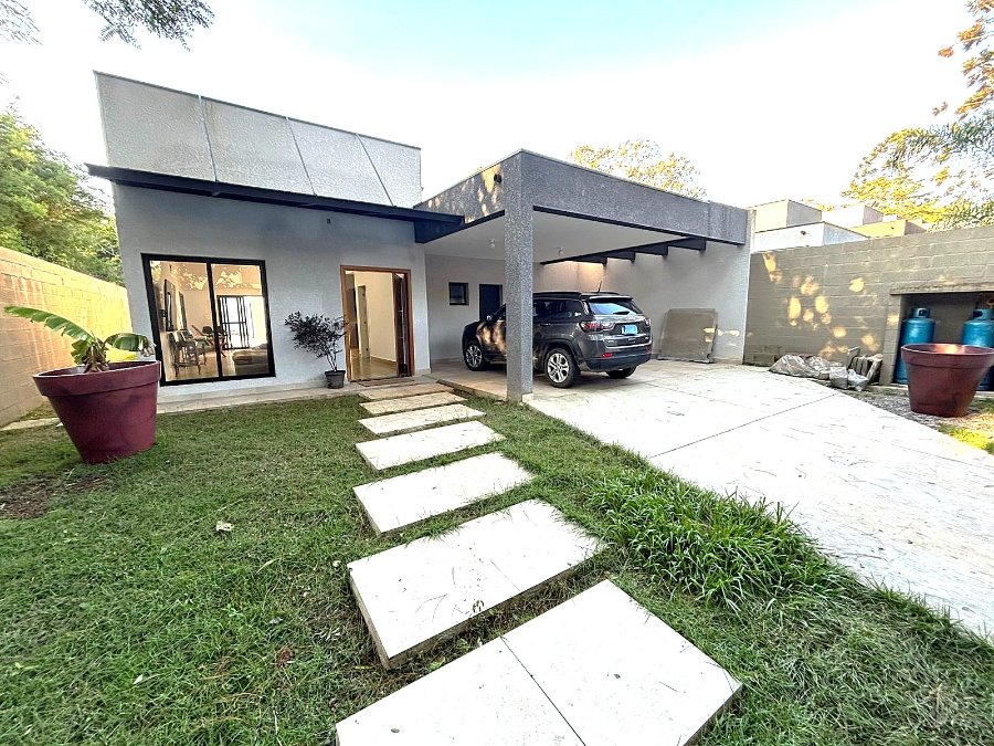 Residência de 260m² com Spa, Piscina e Integração Total em Lote de 500m²