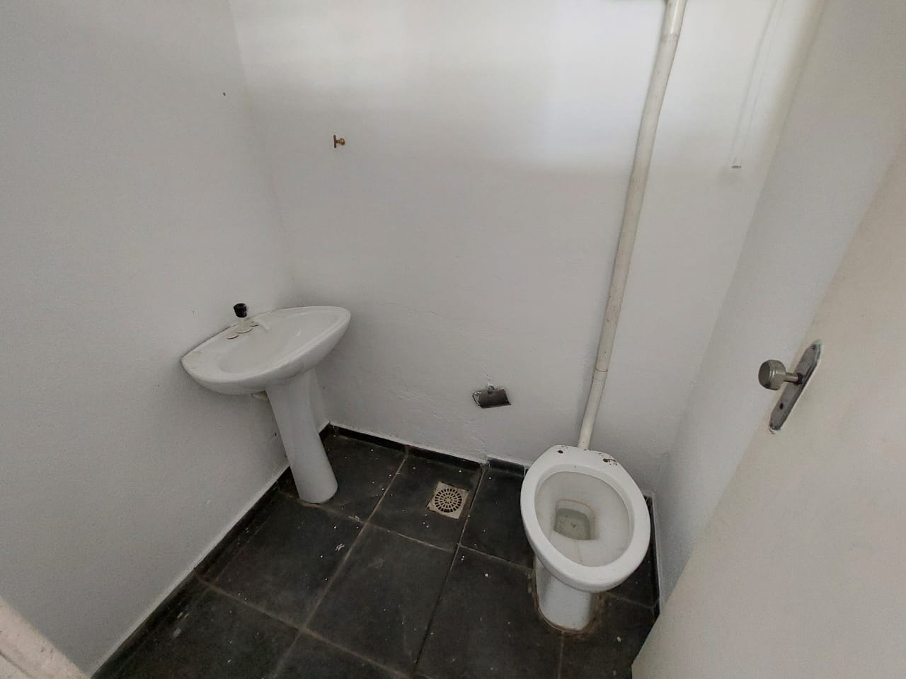 CASA COMERCIAL PERTO DO SHOPPING, ACAMPAMENTO DA VALE