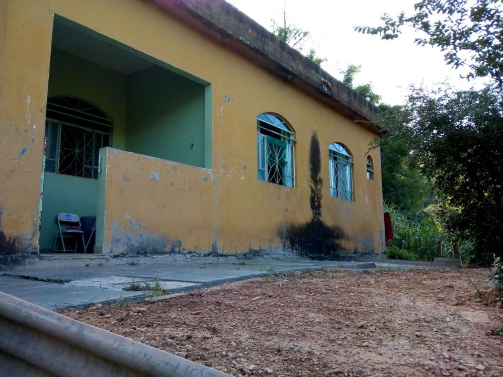 Vende-se casa com 03 quartos, 02 vagas de garagem, bairro Roça Grande, Sabará-MG