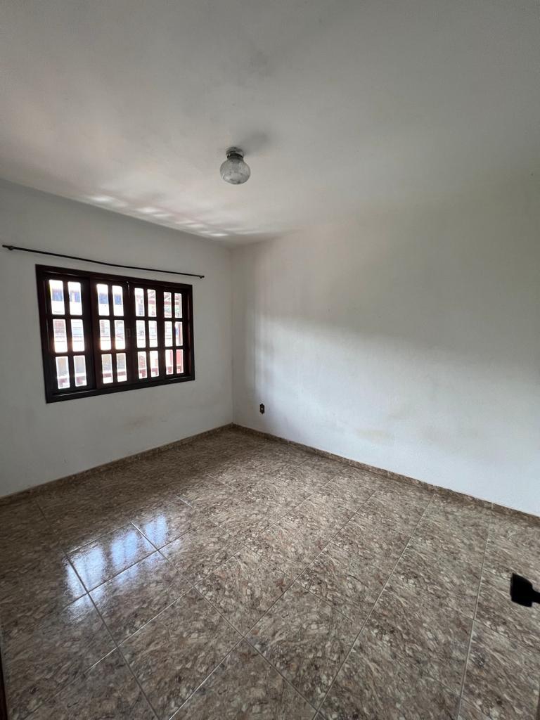 Aluga-se para empresas ,excelente casa com 4 quartos, no centro de Sabará.
