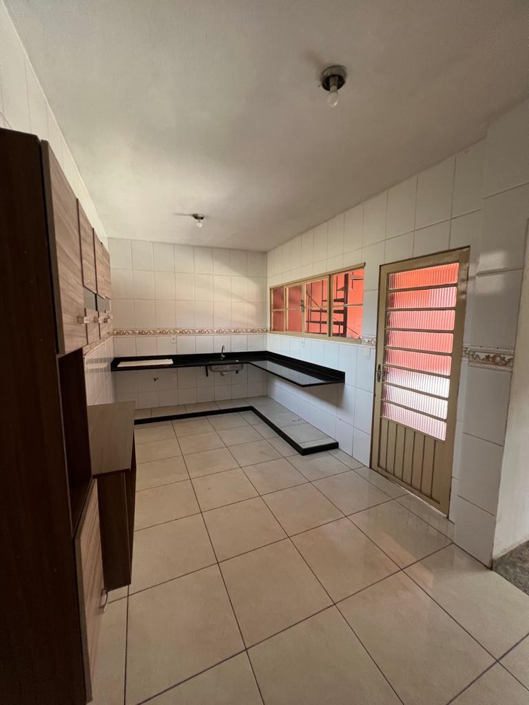 Aluga-se para empresas ,excelente casa com 4 quartos, no centro de Sabará.