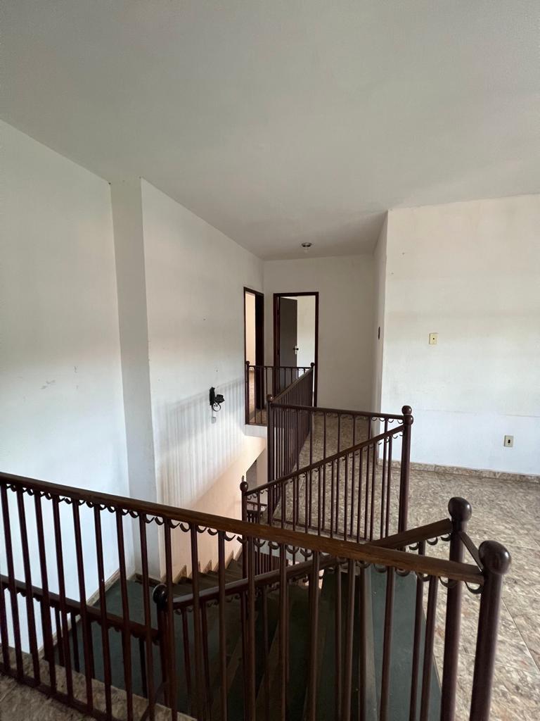 Aluga-se para empresas ,excelente casa com 4 quartos, no centro de Sabará.