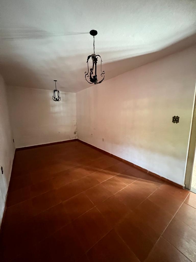 Aluga-se para empresas ,excelente casa com 4 quartos, no centro de Sabará.