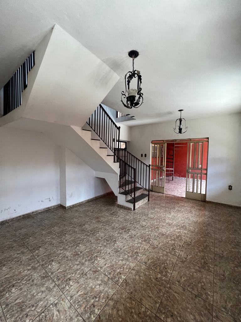 Aluga-se para empresas ,excelente casa com 4 quartos, no centro de Sabará.