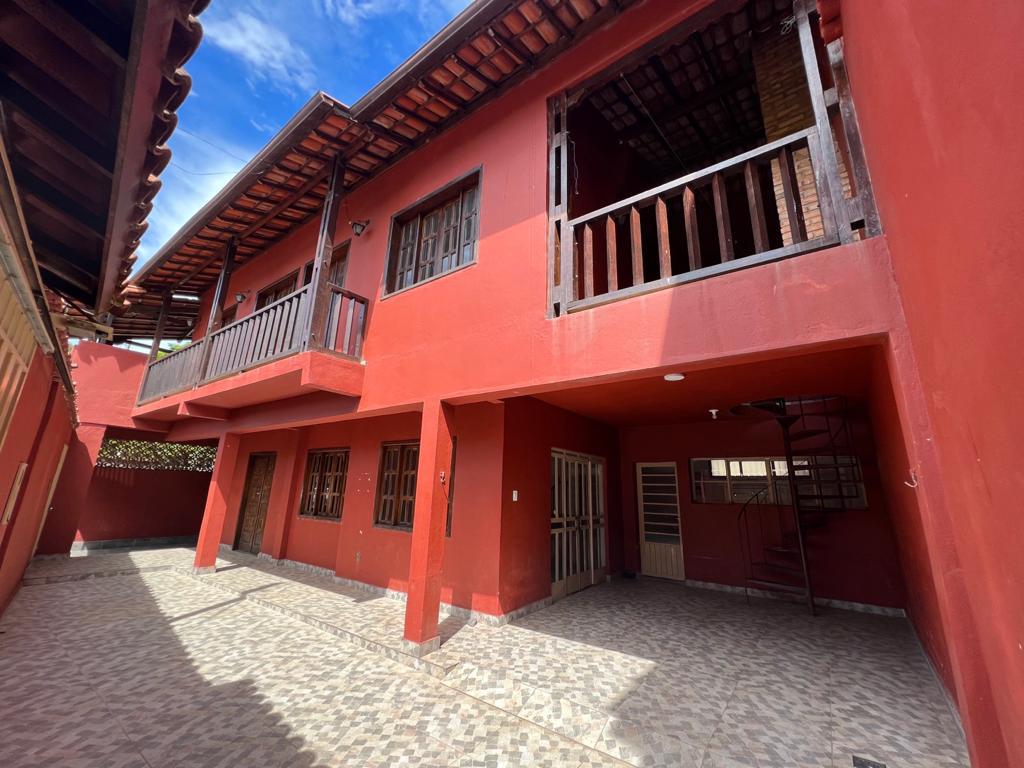 Aluga-se para empresas ,excelente casa com 4 quartos, no centro de Sabará.