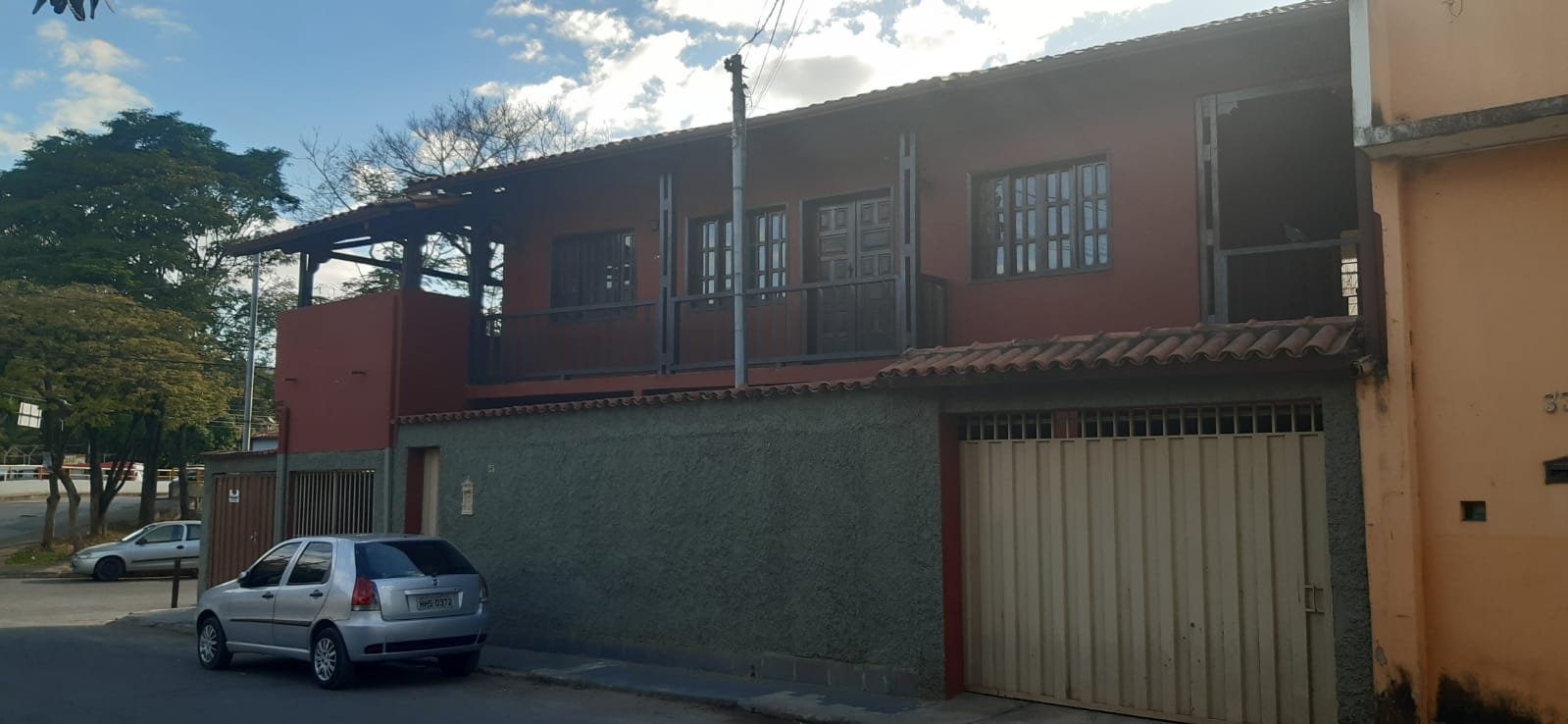 Aluga-se para empresas ,excelente casa com 4 quartos, no centro de Sabará.