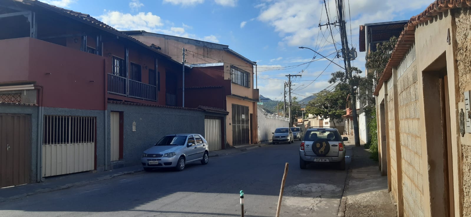 Aluga-se para empresas ,excelente casa com 4 quartos, no centro de Sabará.