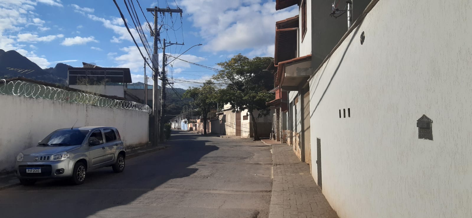 Aluga-se para empresas ,excelente casa com 4 quartos, no centro de Sabará.
