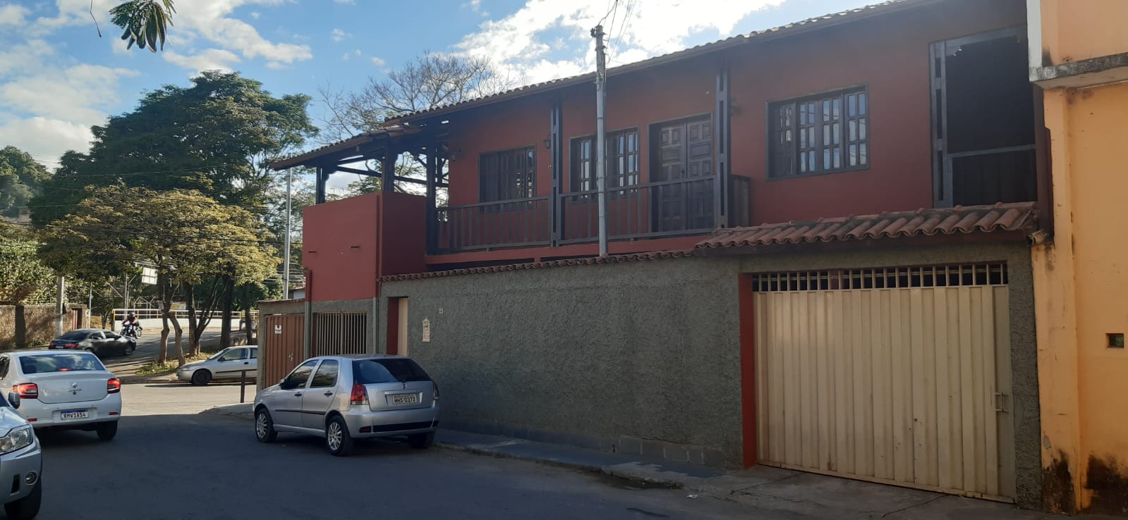 Aluga-se para empresas ,excelente casa com 4 quartos, no centro de Sabará.