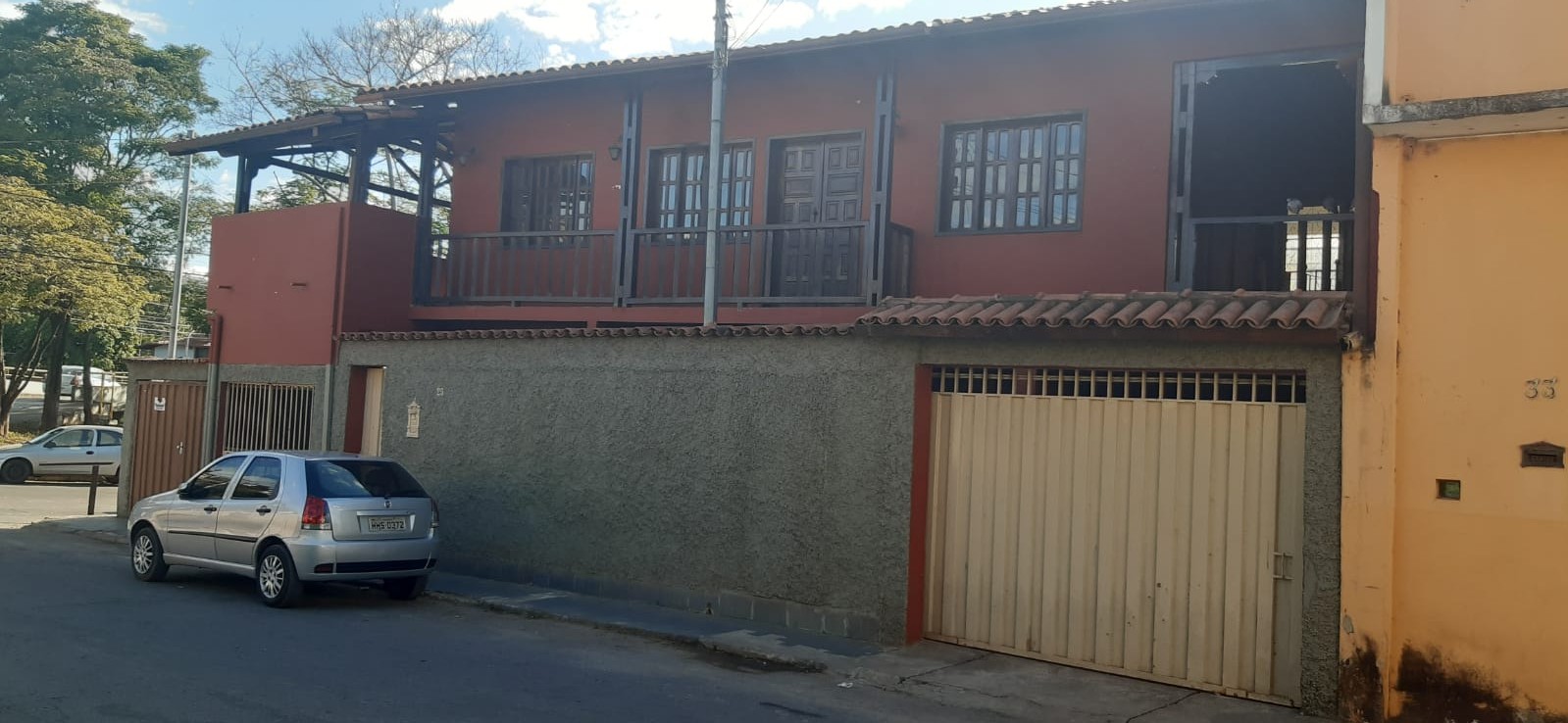 Aluga-se para empresas ,excelente casa com 4 quartos, no centro de Sabará.