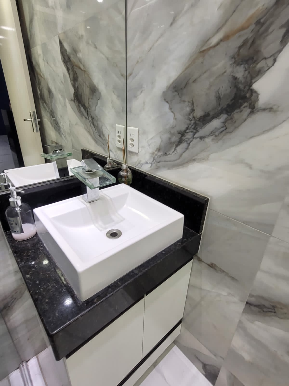 Vende-se excelente apartamento com dois quartos, no bairro Nações unidas, Sabará-MG, a 20 minutos do centro de BH.