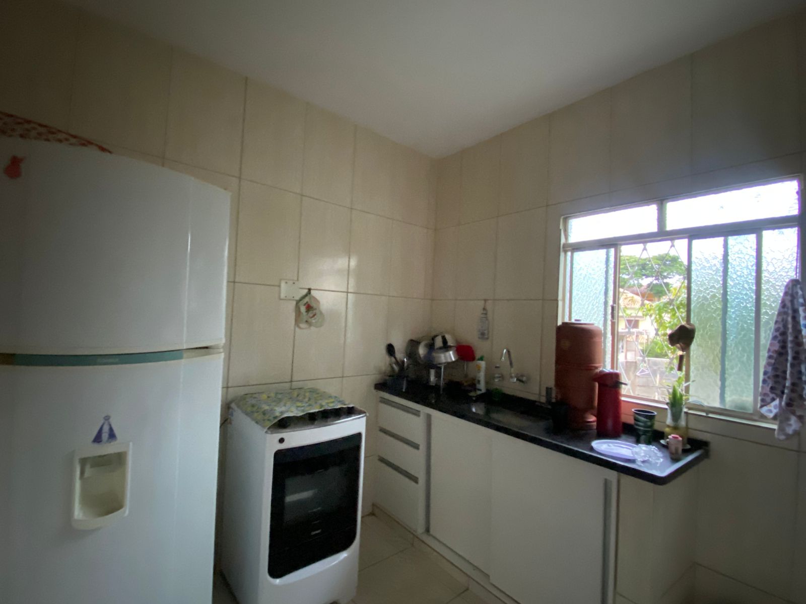 Vende-se esta casa com tres quartos, no bairro Goiânia, Belo Horizonte-MG