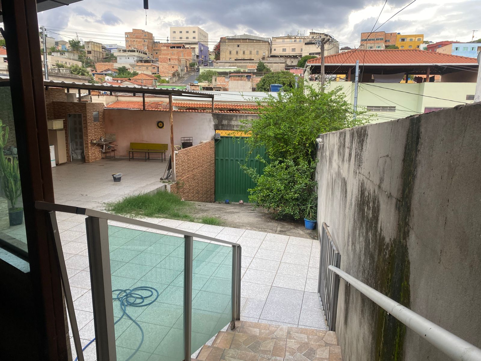 Vende-se esta casa com tres quartos, no bairro Goiânia, Belo Horizonte-MG