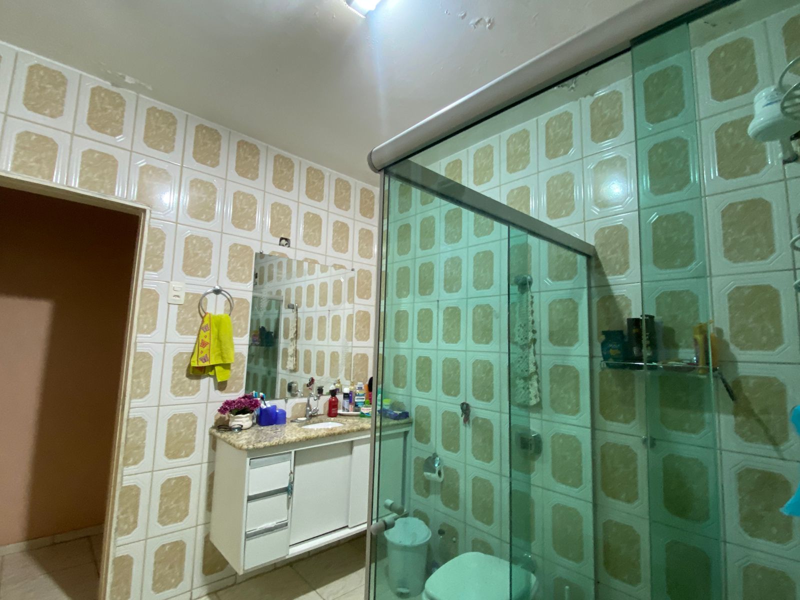 Vende-se esta casa com tres quartos, no bairro Goiânia, Belo Horizonte-MG
