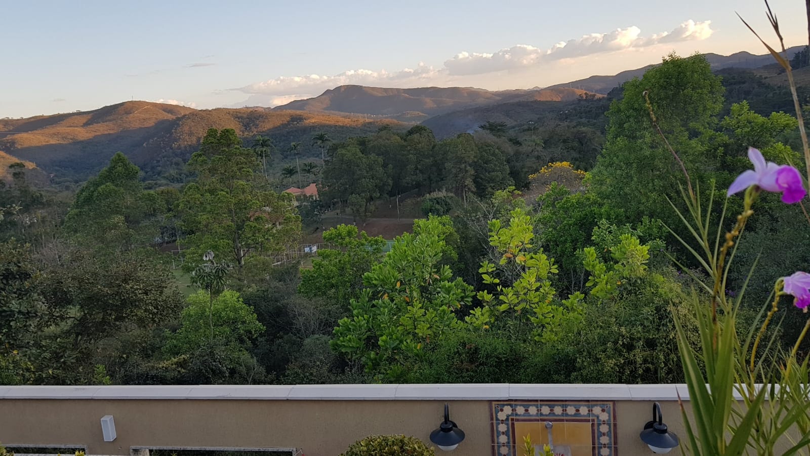 Vende-se ecelente casa em condomínio de luxo, Condomínio Eugenie Scharlé  em Sabará.