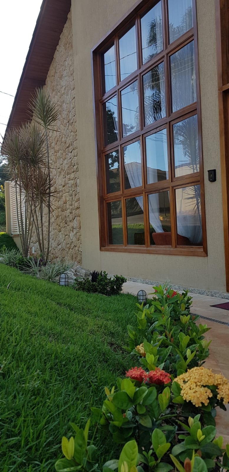 Vende-se ecelente casa em condomínio de luxo, Condomínio Eugenie Scharlé  em Sabará.