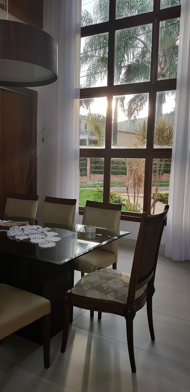 Vende-se ecelente casa em condomínio de luxo, Condomínio Eugenie Scharlé  em Sabará.