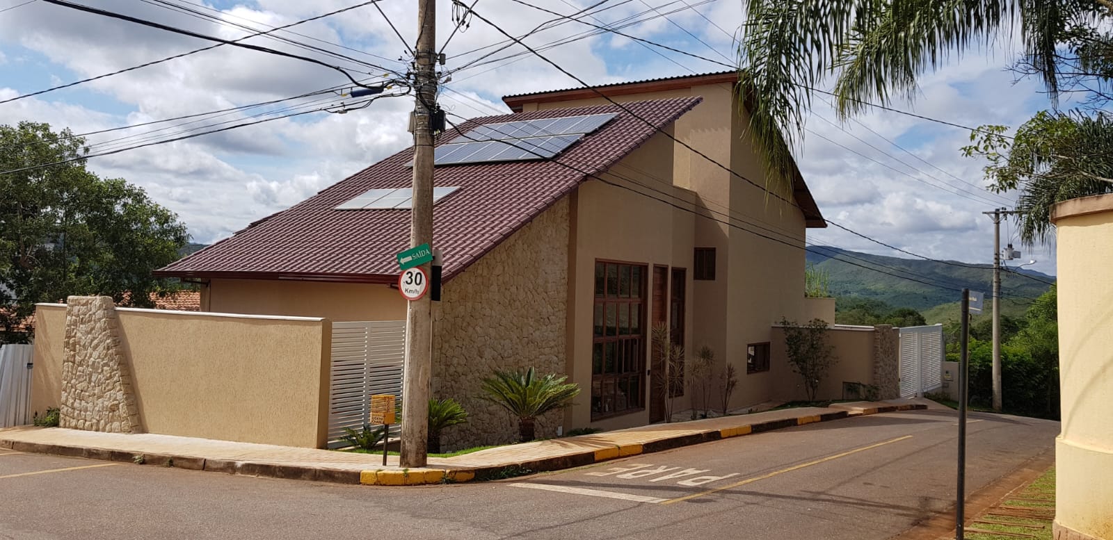 Vende-se ecelente casa em condomínio de luxo, Condomínio Eugenie Scharlé  em Sabará.