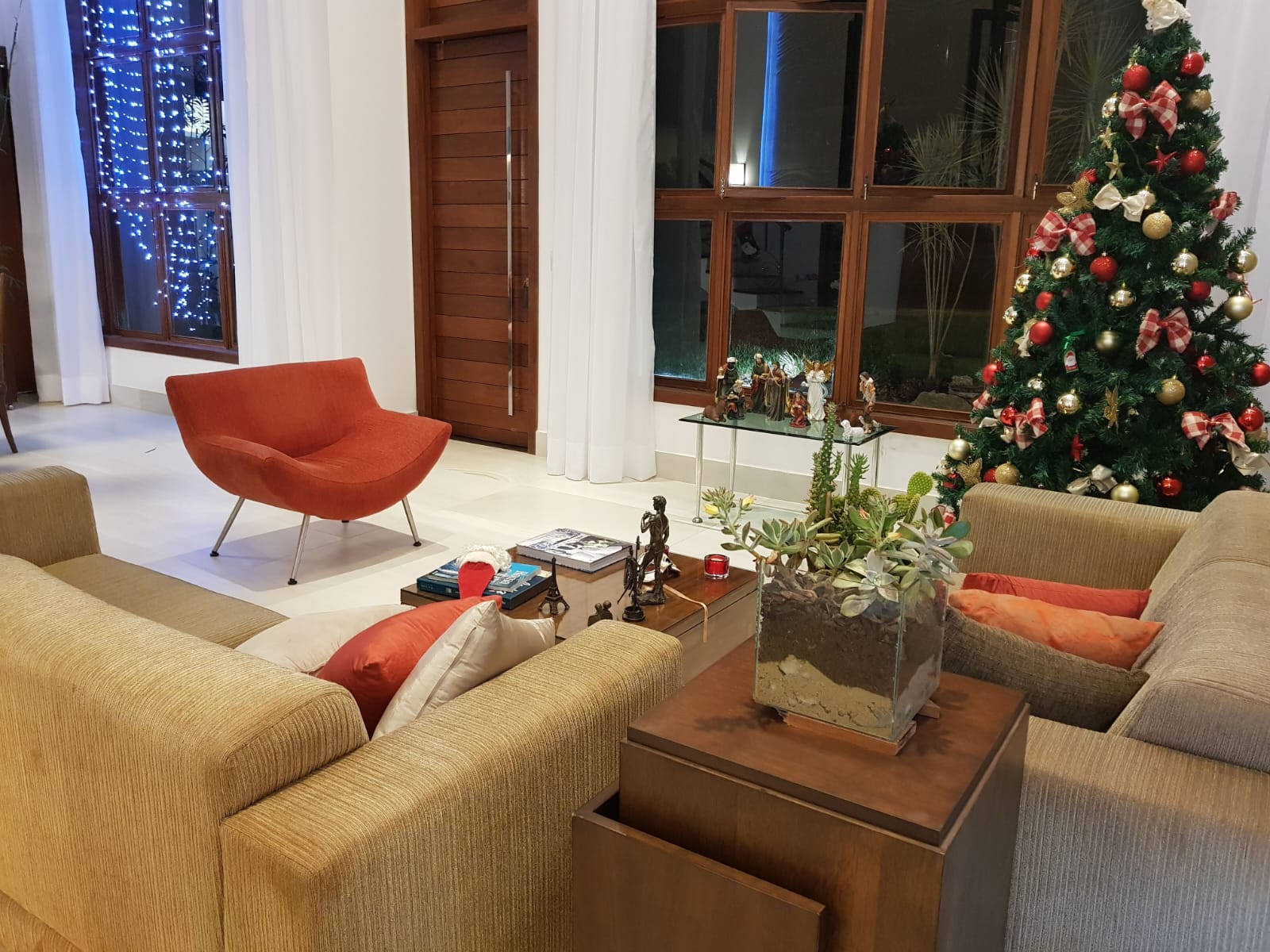 Vende-se ecelente casa em condomínio de luxo, Condomínio Eugenie Scharlé  em Sabará.