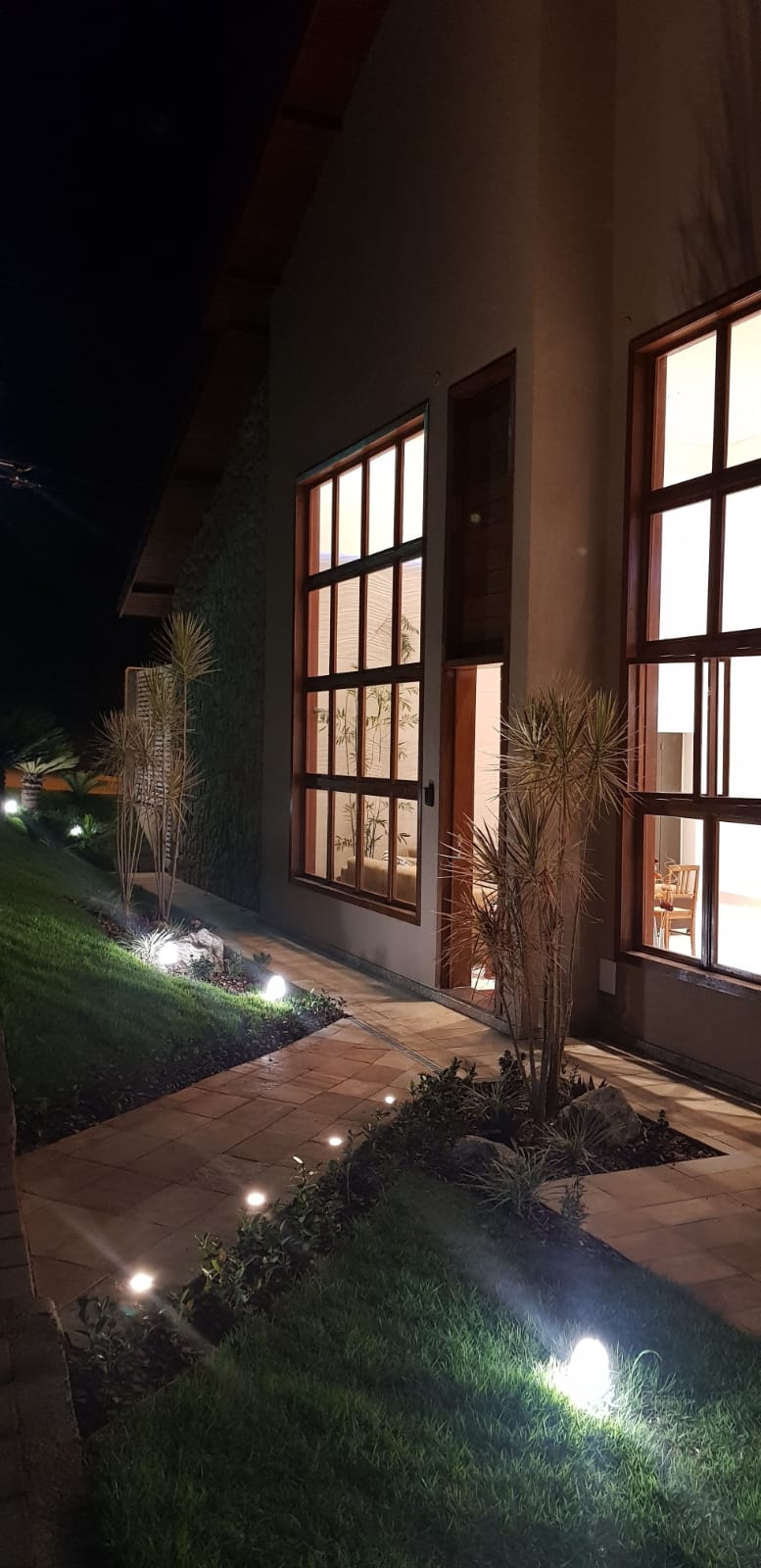 Vende-se ecelente casa em condomínio de luxo, Condomínio Eugenie Scharlé  em Sabará.