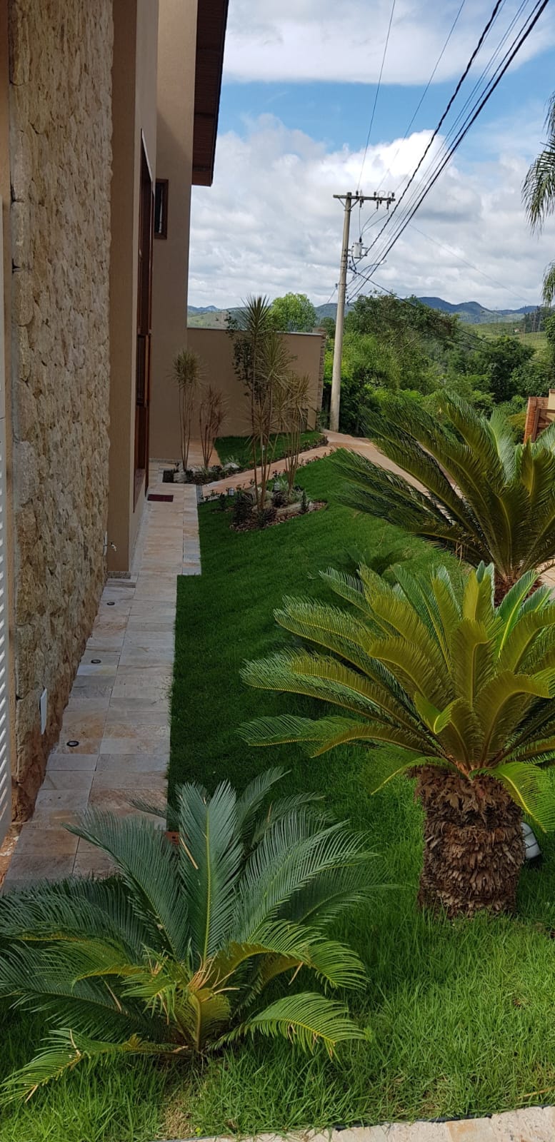 Vende-se ecelente casa em condomínio de luxo, Condomínio Eugenie Scharlé  em Sabará.