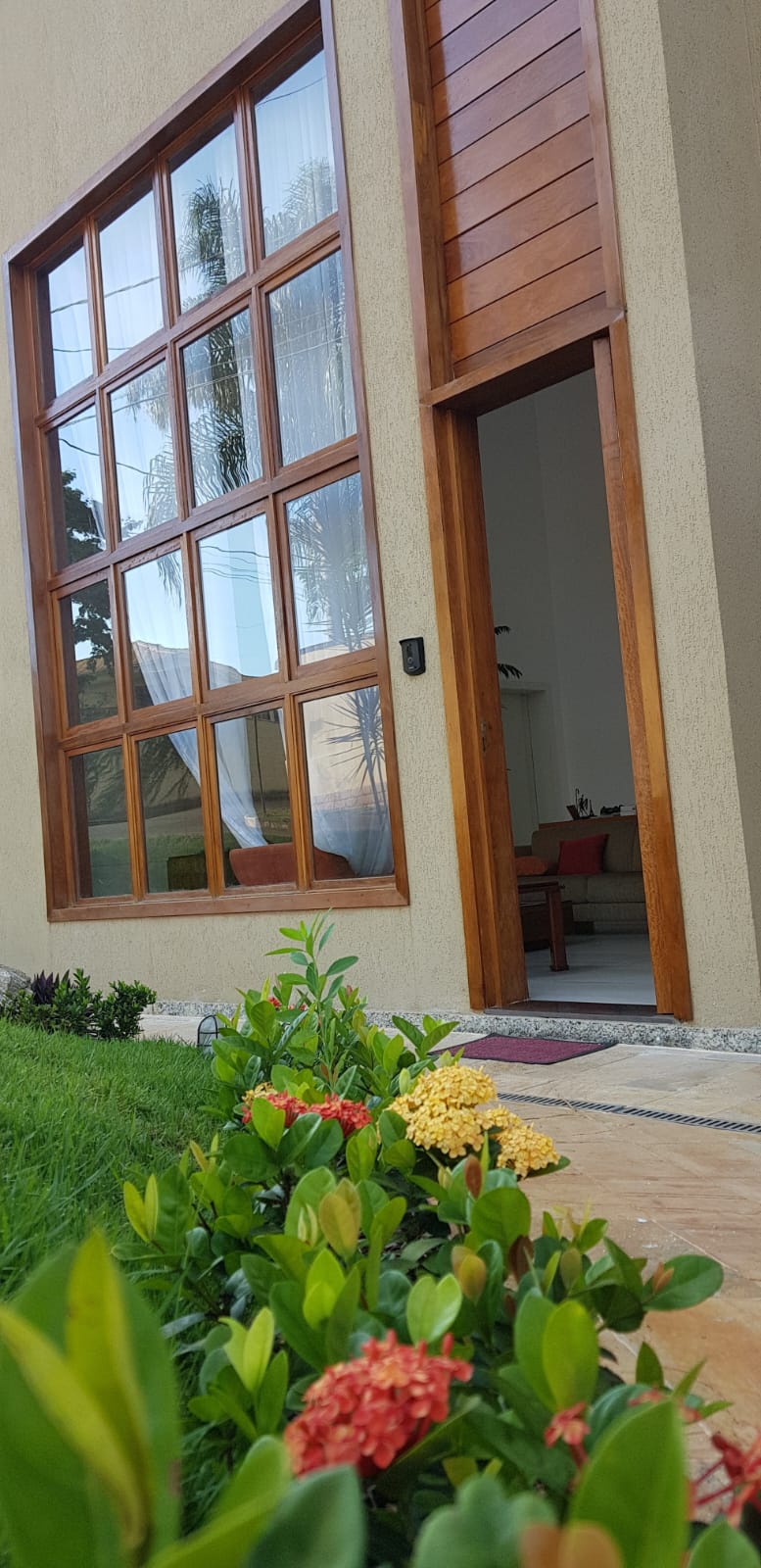 Vende-se ecelente casa em condomínio de luxo, Condomínio Eugenie Scharlé  em Sabará.