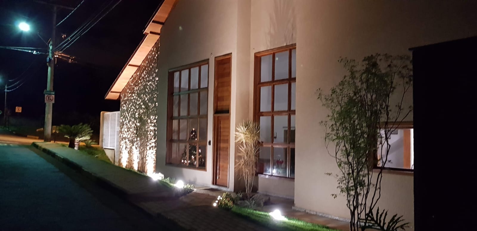 Vende-se ecelente casa em condomínio de luxo, Condomínio Eugenie Scharlé  em Sabará.