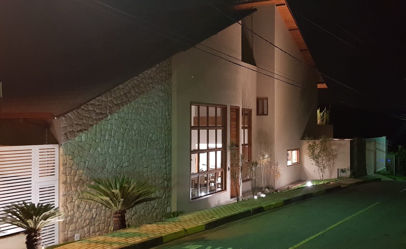 Vende-se ecelente casa em condomínio de luxo, Condomínio Eugenie Scharlé  em Sabará.