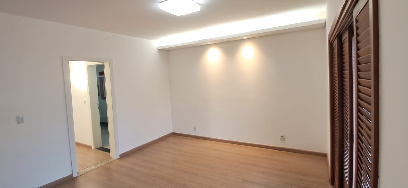 Vende-se ecelente casa em condomínio de luxo, Condomínio Eugenie Scharlé  em Sabará.