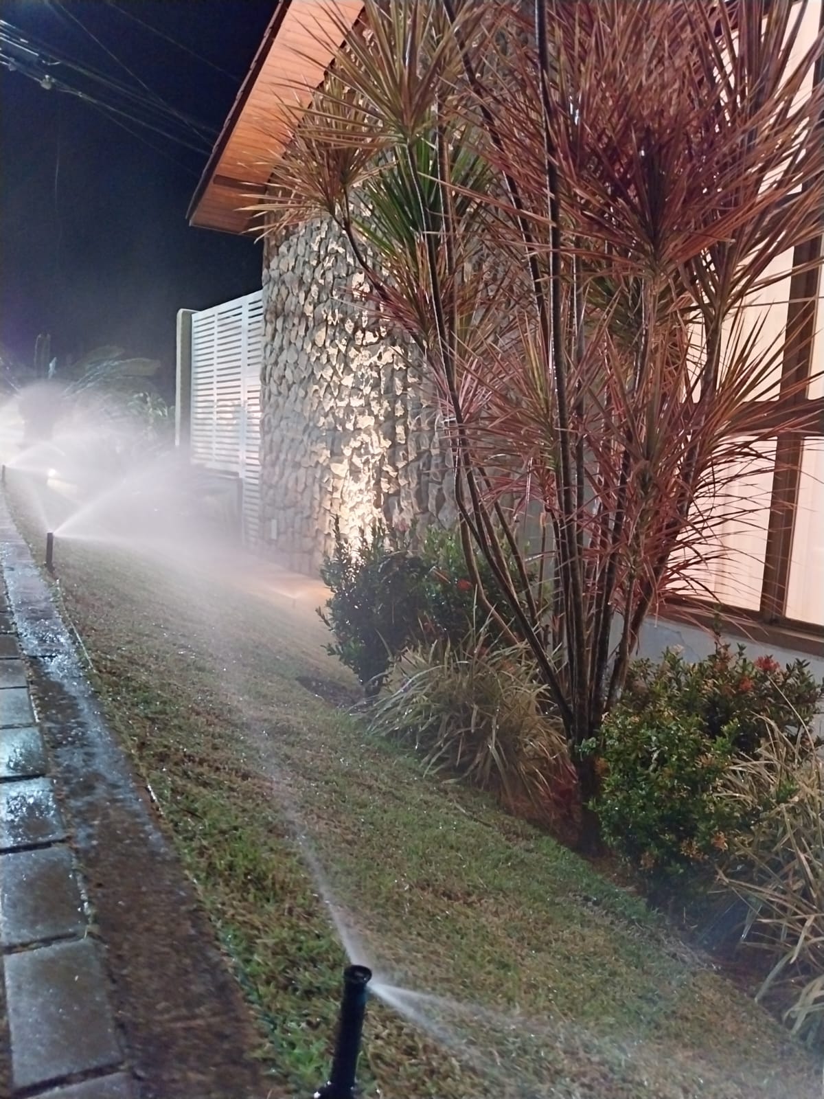 Vende-se ecelente casa em condomínio de luxo, Condomínio Eugenie Scharlé  em Sabará.