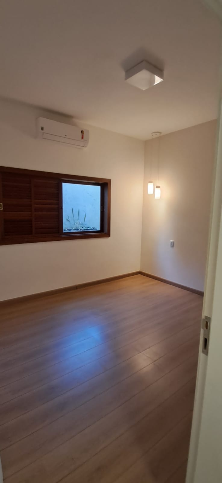 Vende-se ecelente casa em condomínio de luxo, Condomínio Eugenie Scharlé  em Sabará.