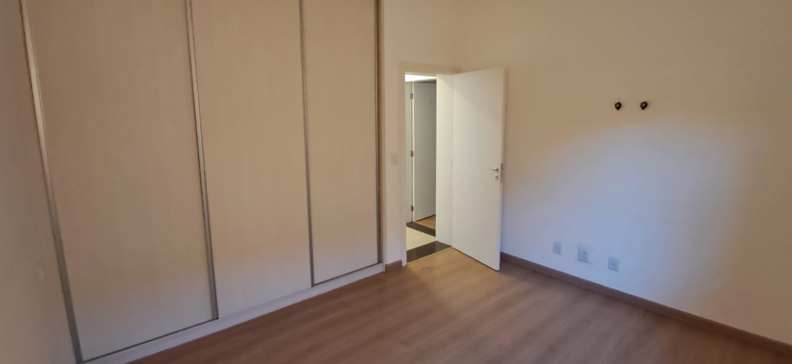 Vende-se ecelente casa em condomínio de luxo, Condomínio Eugenie Scharlé  em Sabará.