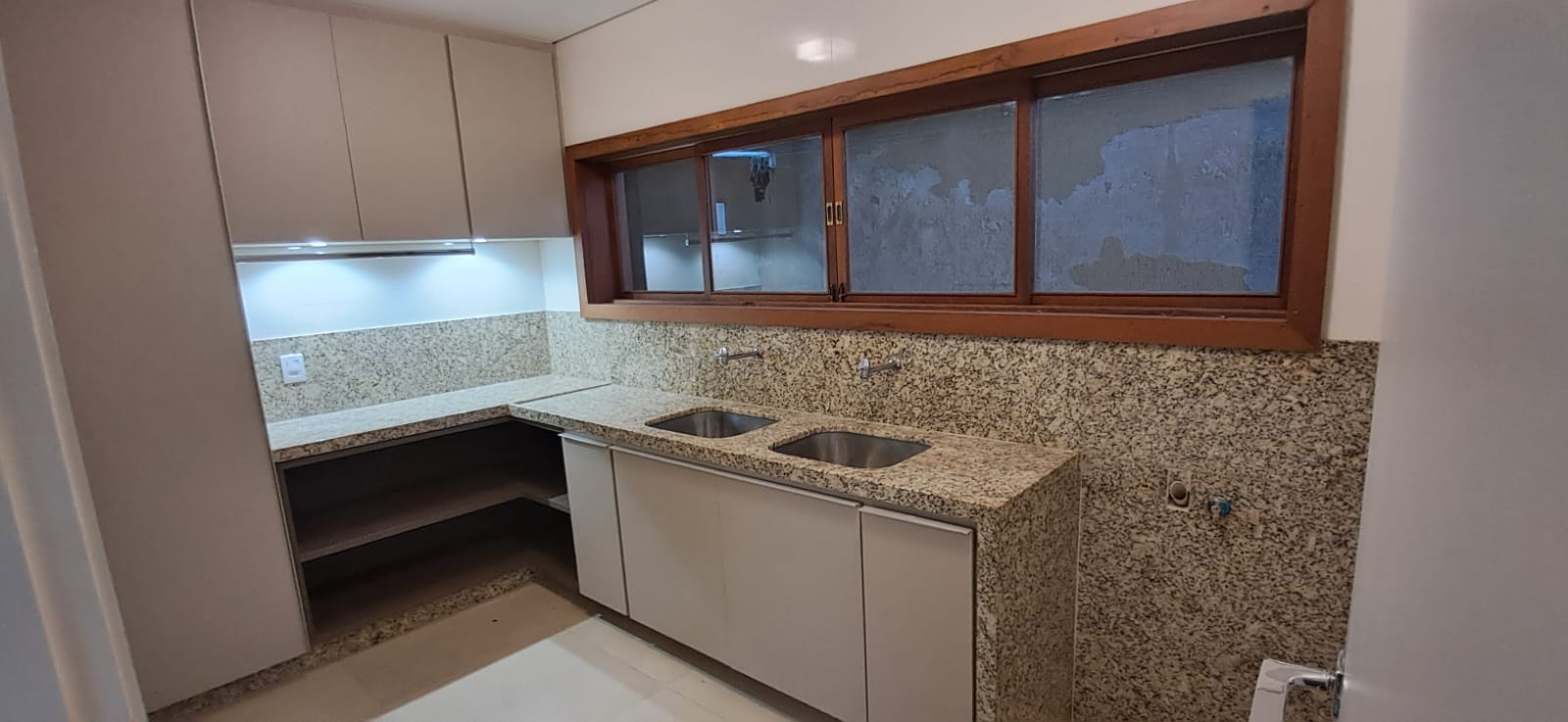 Vende-se ecelente casa em condomínio de luxo, Condomínio Eugenie Scharlé  em Sabará.