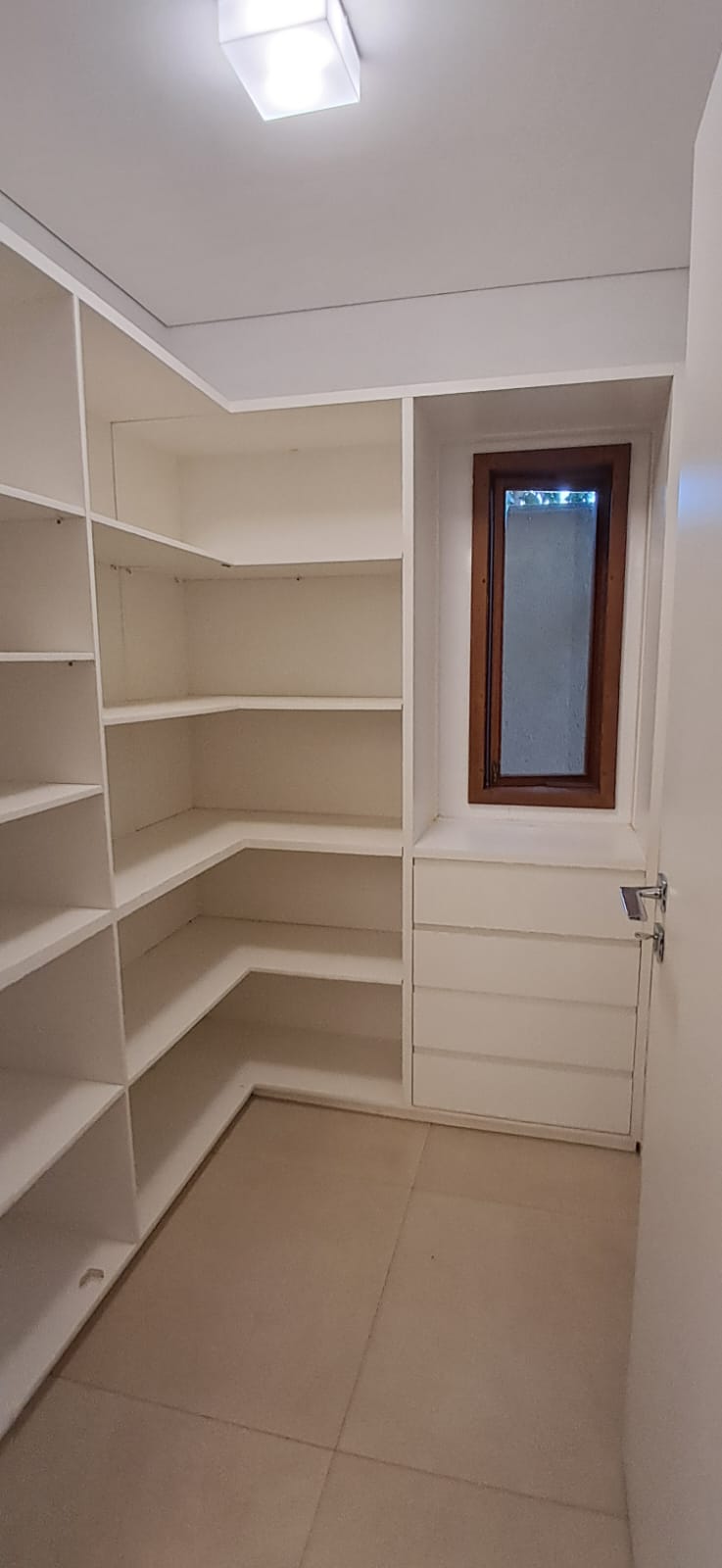 Vende-se ecelente casa em condomínio de luxo, Condomínio Eugenie Scharlé  em Sabará.