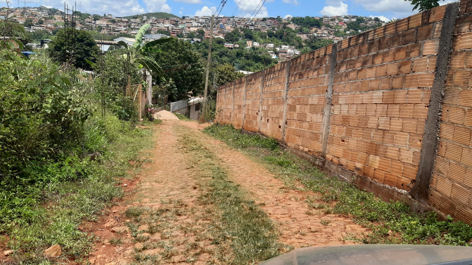 Vende-se lote no bairro Villa Real em Sabará-MG, próximo ao centro histórico da cidade.