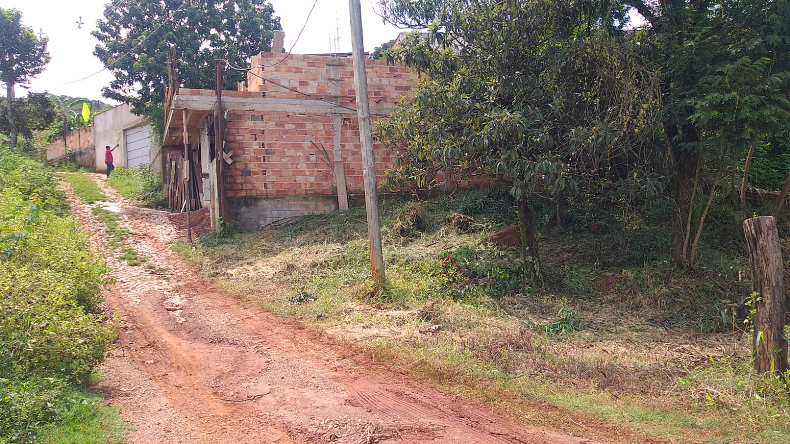 Vende-se lote no bairro Villa Real em Sabará-MG, próximo ao centro histórico da cidade.