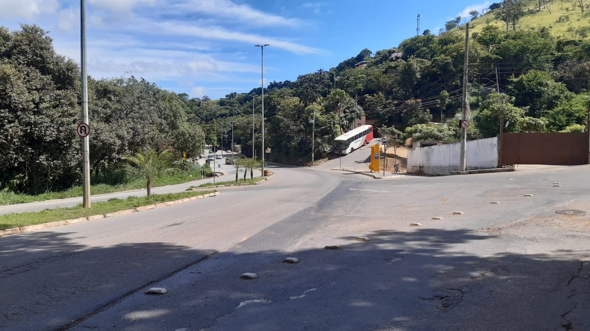 Vende-se excelente apartamento com 03 quartos,  área privativa , 1 vaga de garagem , Conjunto residencial Mangueiras, Sabará-MG.