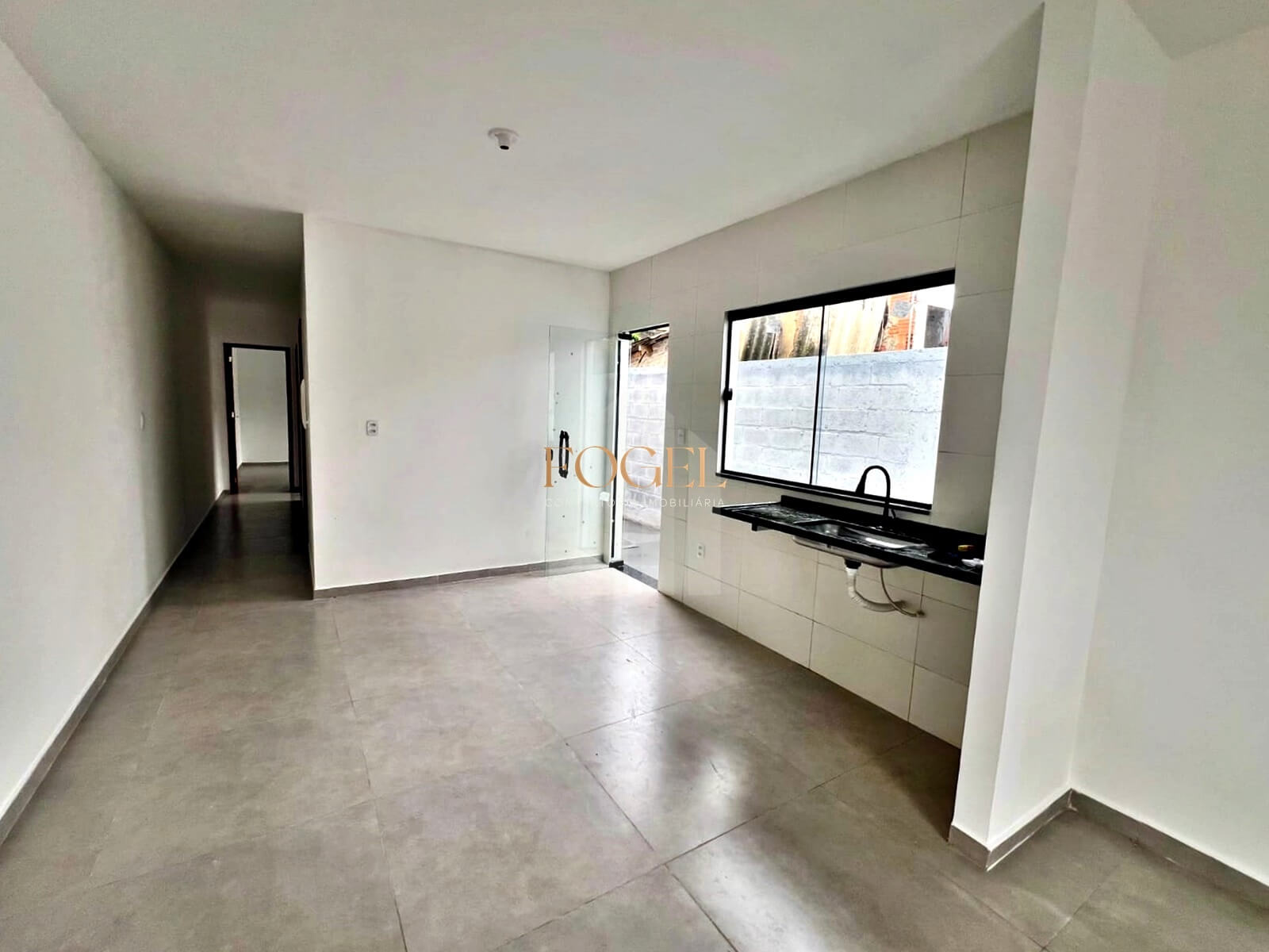 São Pedro/Juiz de Fora- Casa Linear com 2/4, Área externa, 2 vagas de garagem