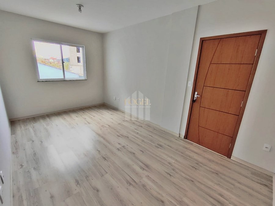 Cerâmica/JF - Amplo Apartamento 2/4, Suíte e Garagem