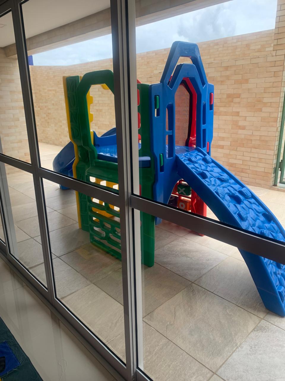  Apartamento Frente para o Mar  Condomínio Royal Garden  Mongaguá  77 m²  Porteira Fechada Vista Deslumbrante!  Se você busca conforto, exclusividade e uma localização privilegiada, esta é a oportunidade ideal! Lindo apartamento no Condomínio Royal Garden, em Mongaguá, com vista frontal para o mar e lazer completo.  ✨ 